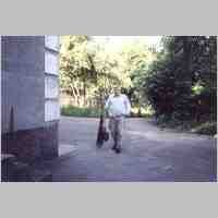 905-1266 Eroeffnung Haus Samland 2003. Professor Dr. Brilla bei der Reinigung des Hofes vom Haus Samland. (Foto Kenzler).jpg